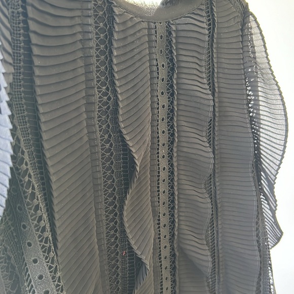 Fun details ! Ruffles! Never worn - Picture 4 of 4